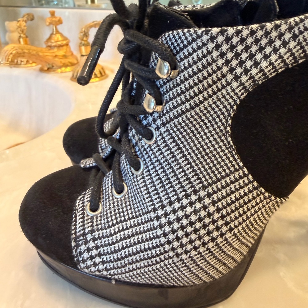 Gianna Bini platform heel booties featuring a black and white plaid print Sz 6.5 - Picture 4 of 12